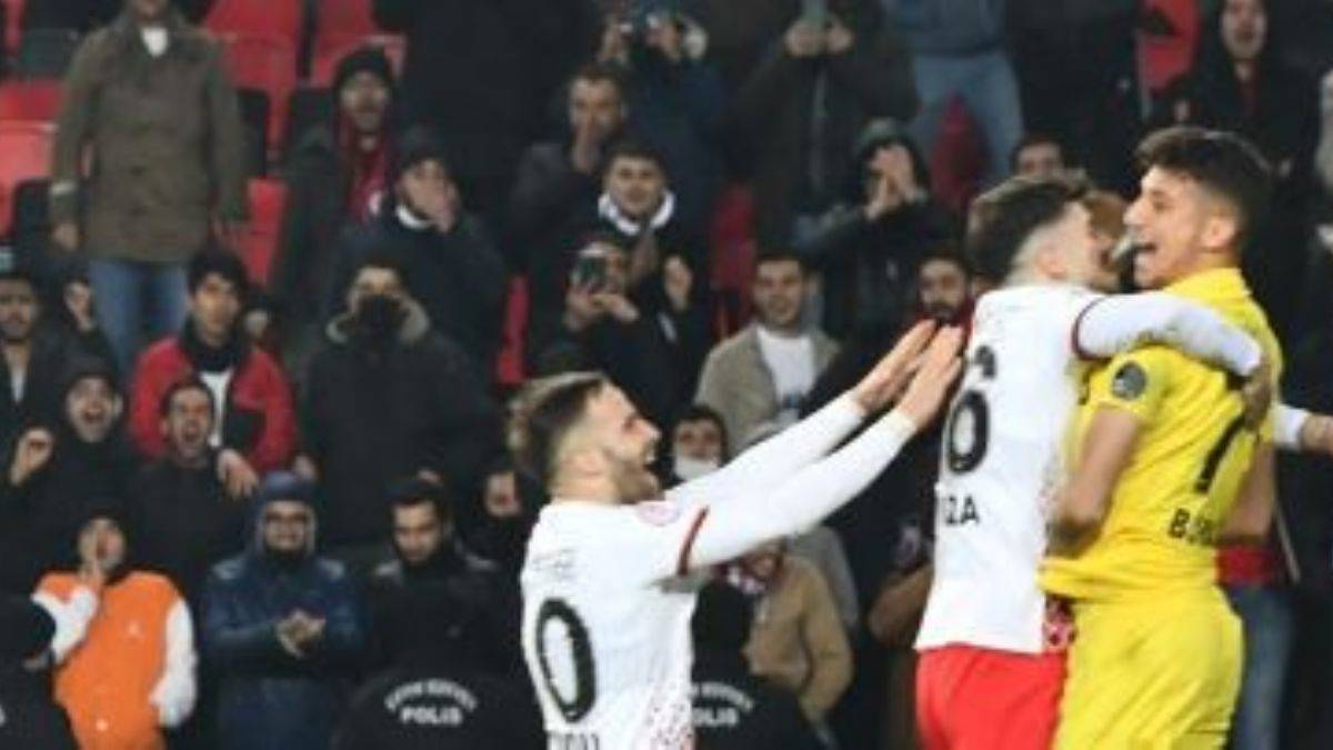 Gaziantep FK - Bursaspor maç özeti | Gaziantep FK - Bursaspor maçı kaç kaç bitti golleri kim attı sarı kartı kim gördü?