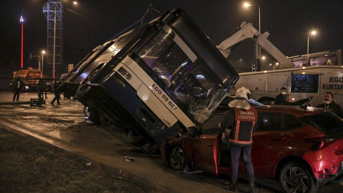 EGO otobüsü araçların üzerine devrildi: 16 yaralı