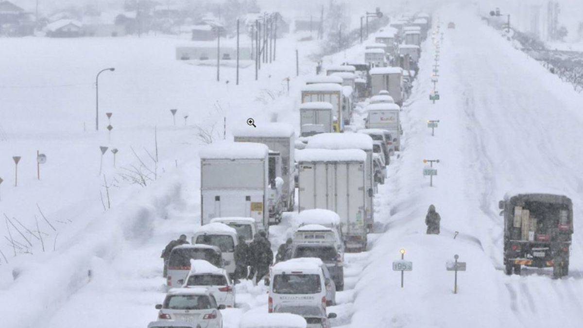 Japonya’da yoğun kar yağışı hava ve demir yolu trafiğini aksattı