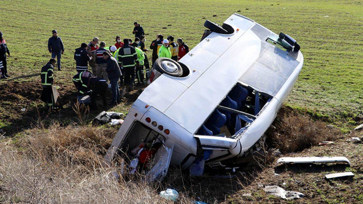 Amasya'da sporcuları taşıyan midibüs devrildi