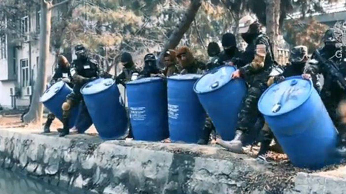 Taliban, baskınlarda ele geçirdiği alkolü kanala döktü