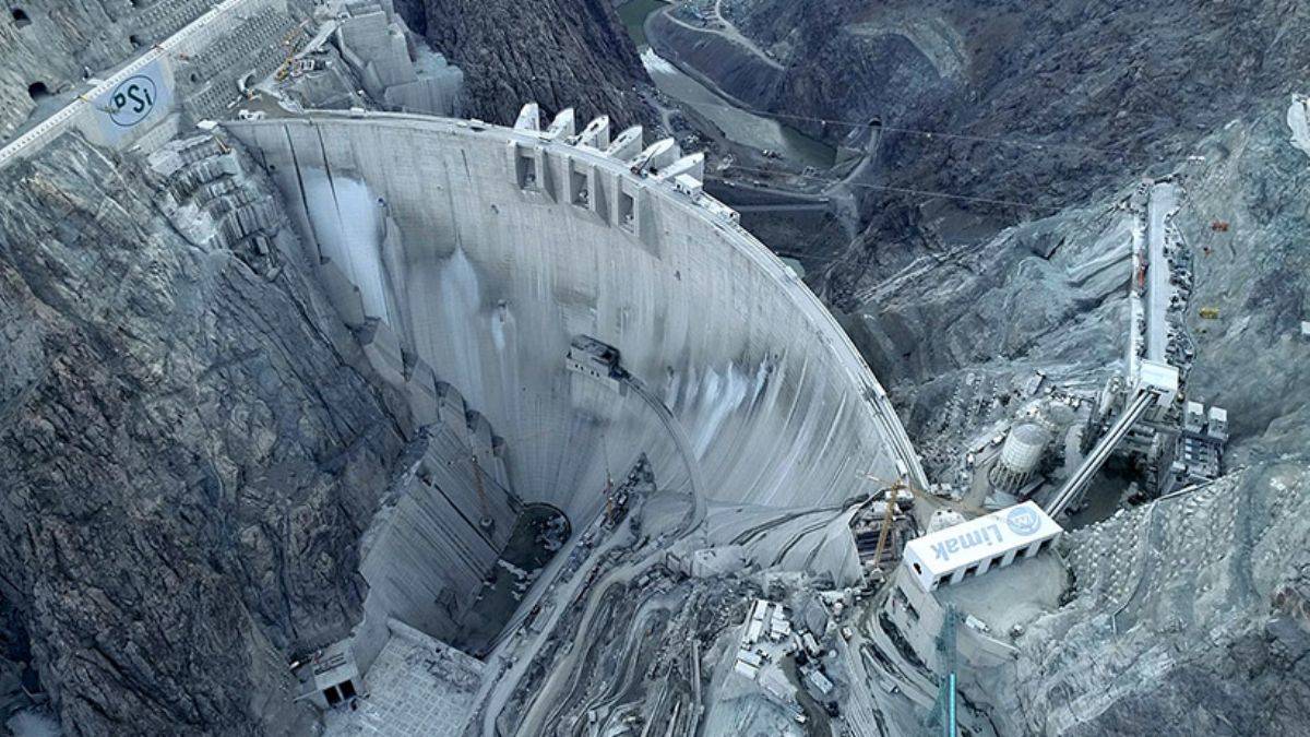 Türkiye'nin en yüksek barajı su tutmaya başladı