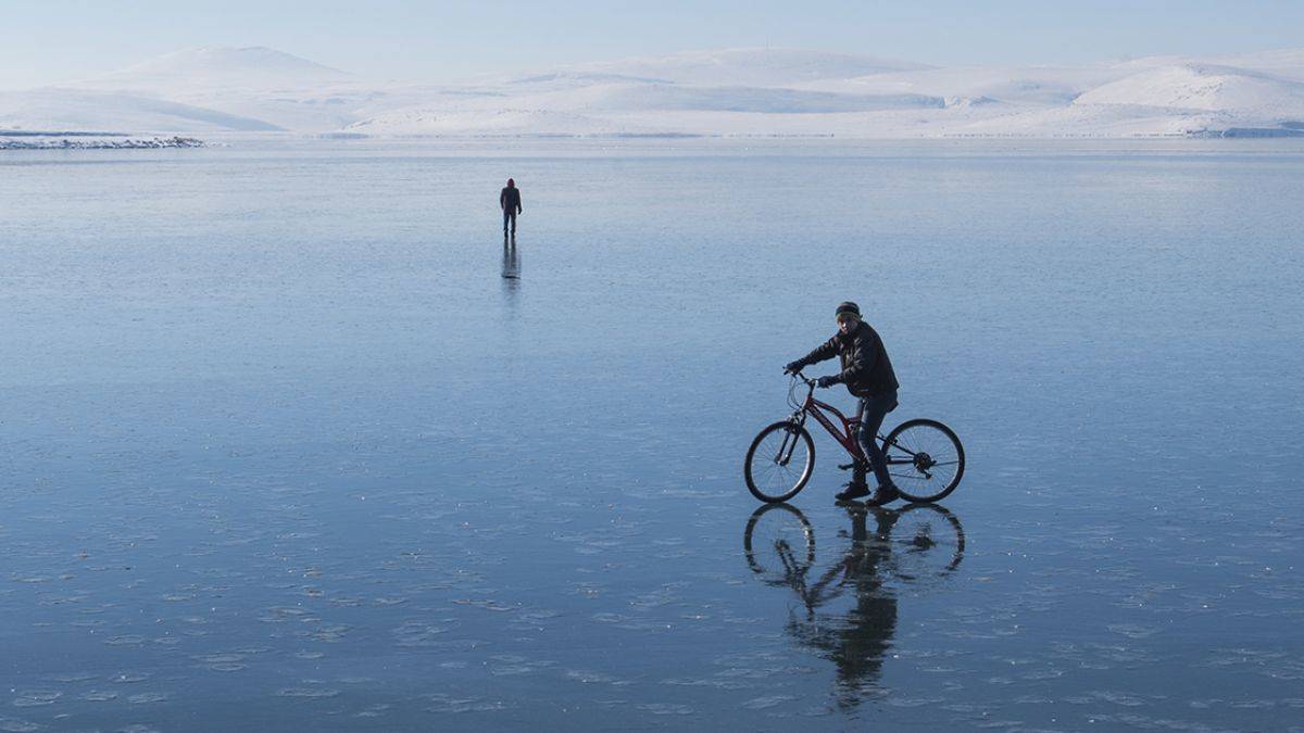 Bisiklet  Sürmenin Heyecanını Buzla Kaplı Çıldır Gölü'nde Yaşadılar