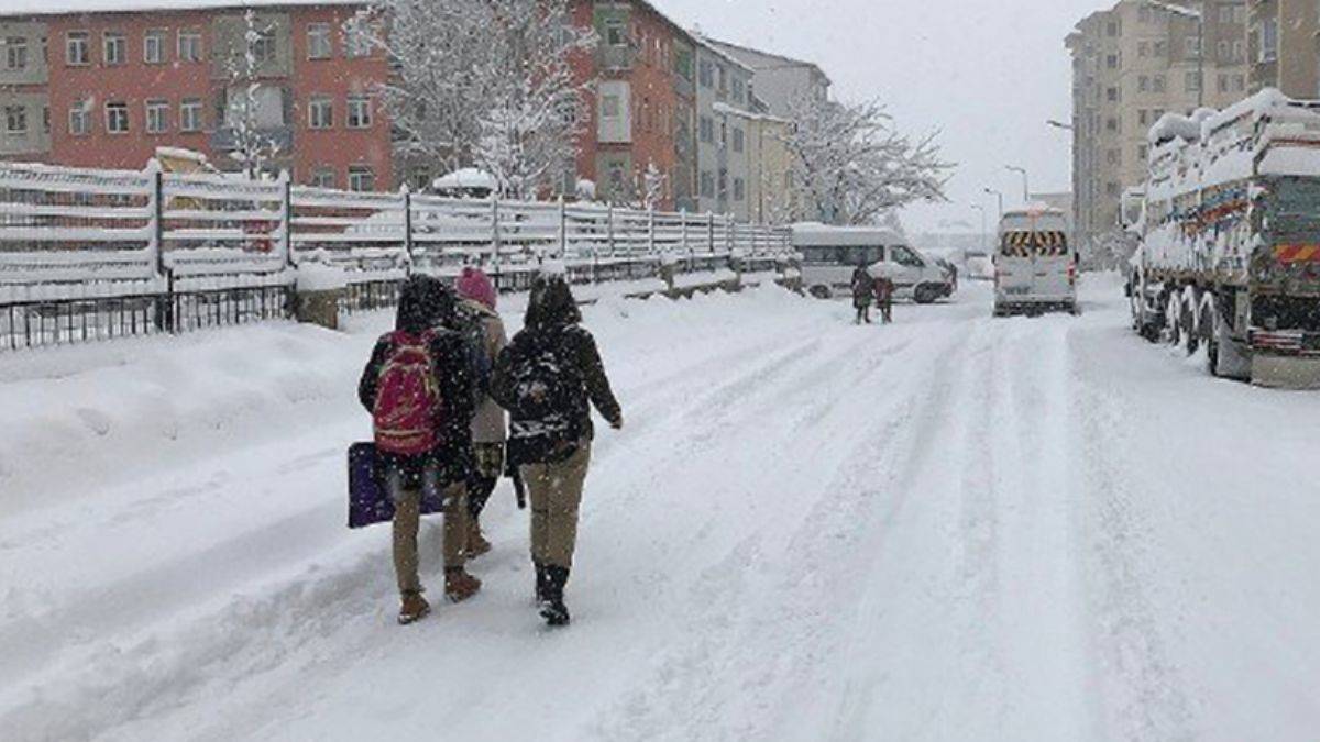 Gümüşhane ve Van'ın iki ilçesinde eğitime kar engeli
