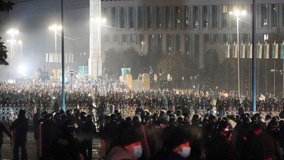 Kazakistan'da protestocular valilik binasına girdi