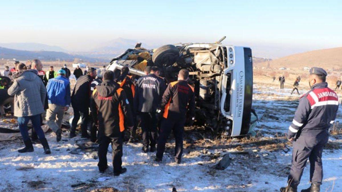 Kayseri'de üniversitelilerin midibüs kazası: 1 ölü, 3'ü ağır 21 yaralı