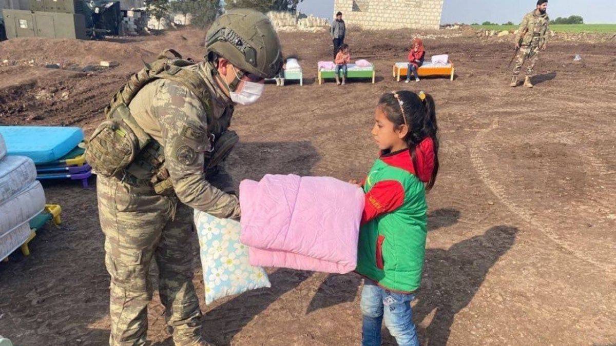 Mehmetçik, Bahar Kalkanı bölgesindeki çocukları sevindirdi