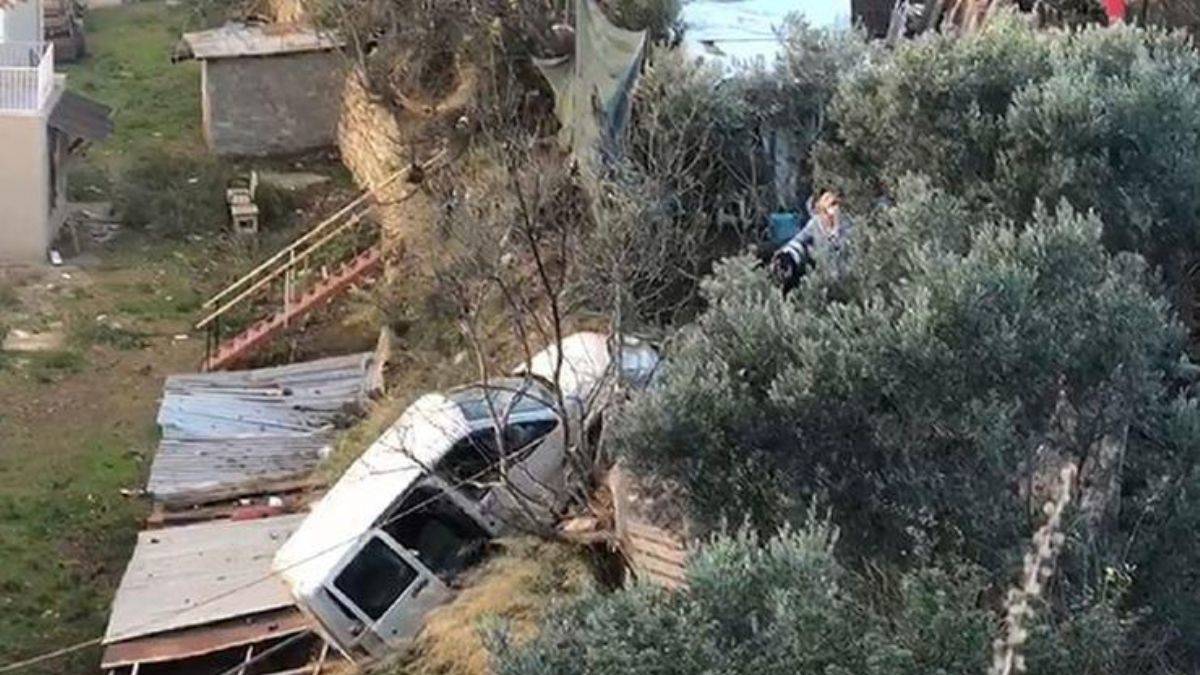 Bursa'da faciadan dönüldü! 50 metreden site bahçesine uçtu