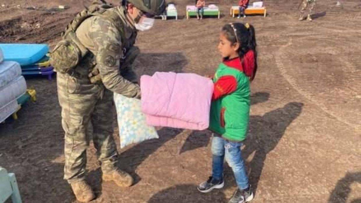 Mehmetçik'ten Bahar Kalkanı bölgesindeki çocuklara yatak ve yorgan yardımı