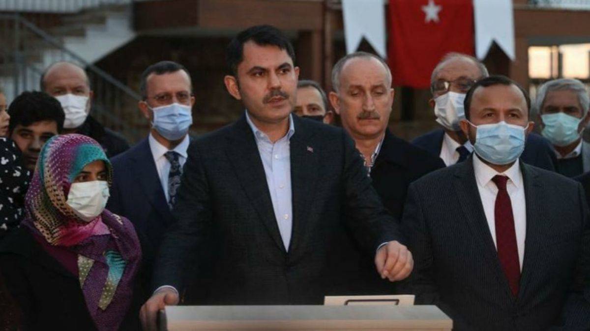 Bakan Kurum, yangınlarından en çok etkilenen Demirciler mahallesinde