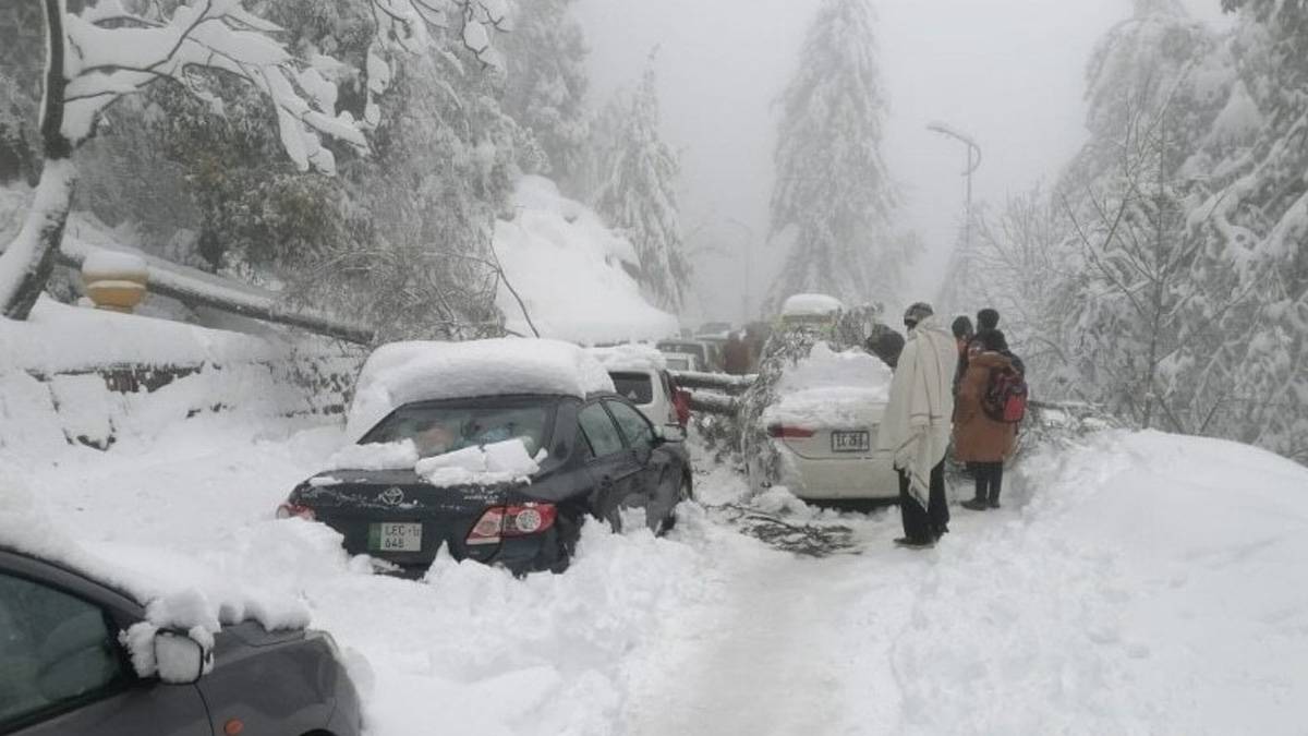 Pakistan'da kar felaketi: 21 kişi donarak öldü