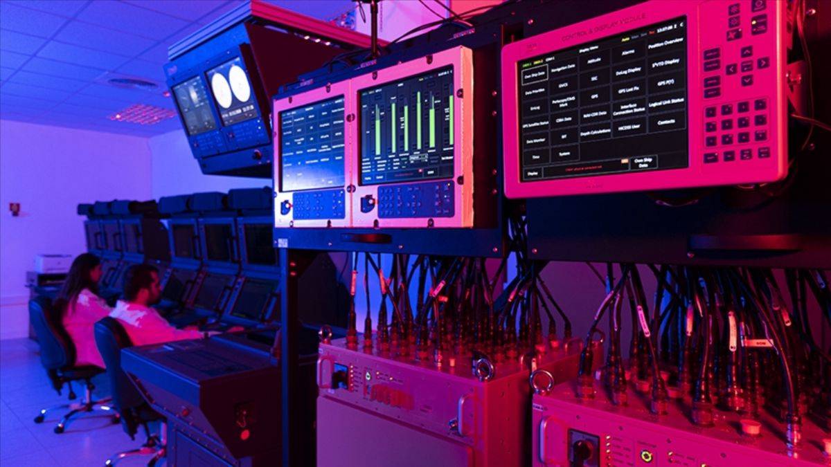 5'inci denizaltının 'beyni' teslim edildi