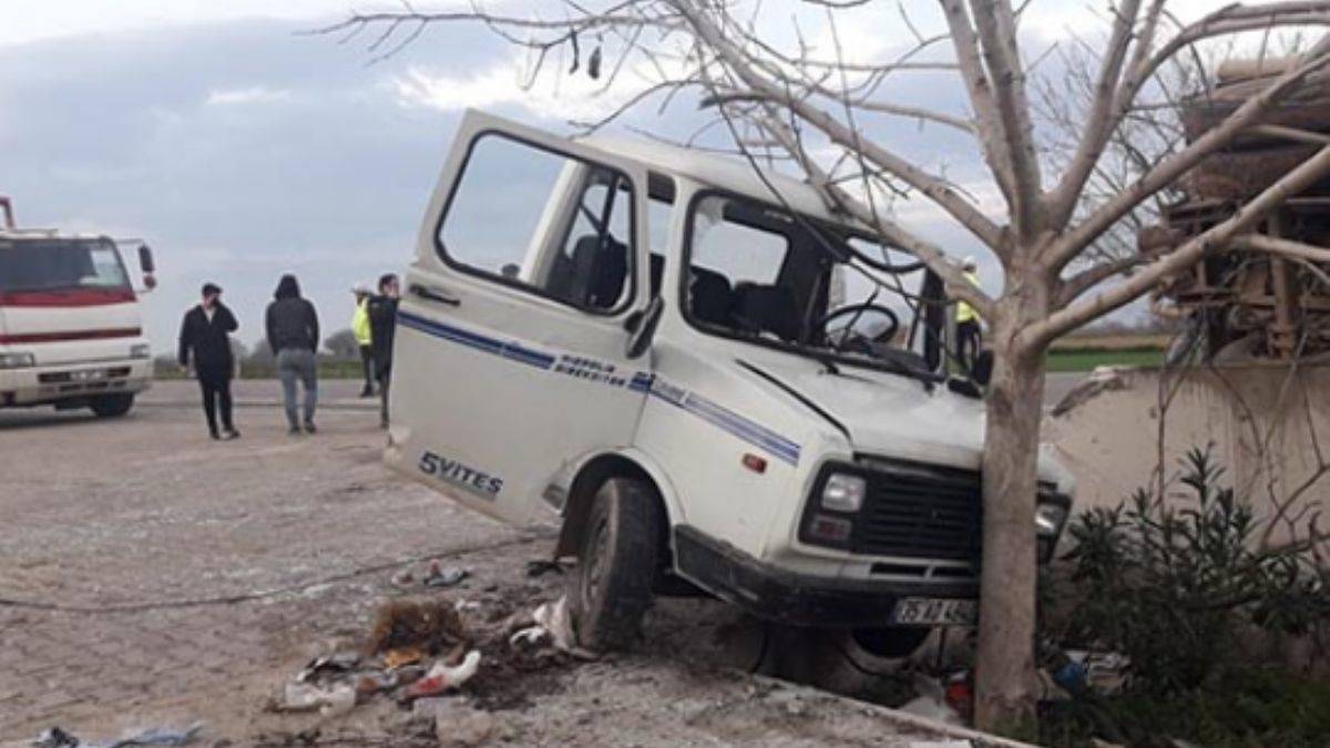 Kamyonetin ikiye bölündüğü kaza kamerada