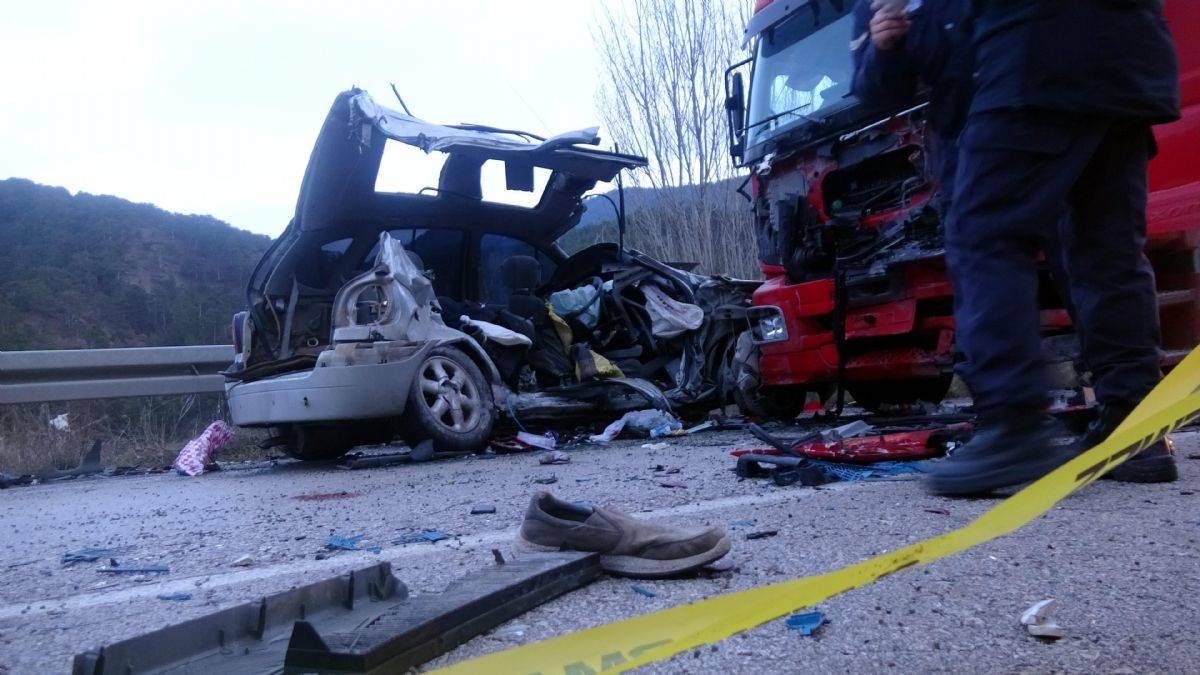 Bolu’da feci kaza! 4 kişilik aile yaşamını yitirdi