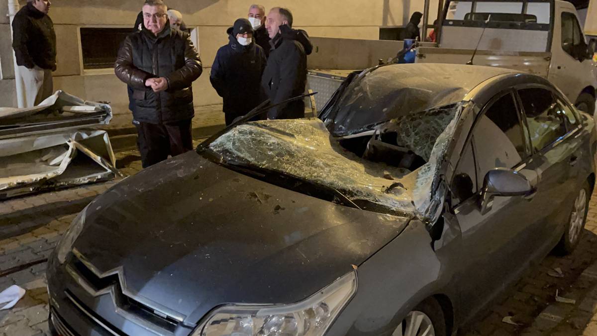 Kırklareli kâbusu yaşadı! Çatılar uçtu, camlar patladı, ağaçlar devrildi