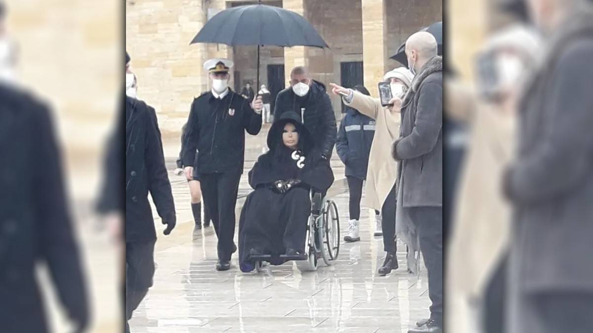 Bülent Ersoy'un Anıtkabir ziyaretinde tepki çeken görüntü