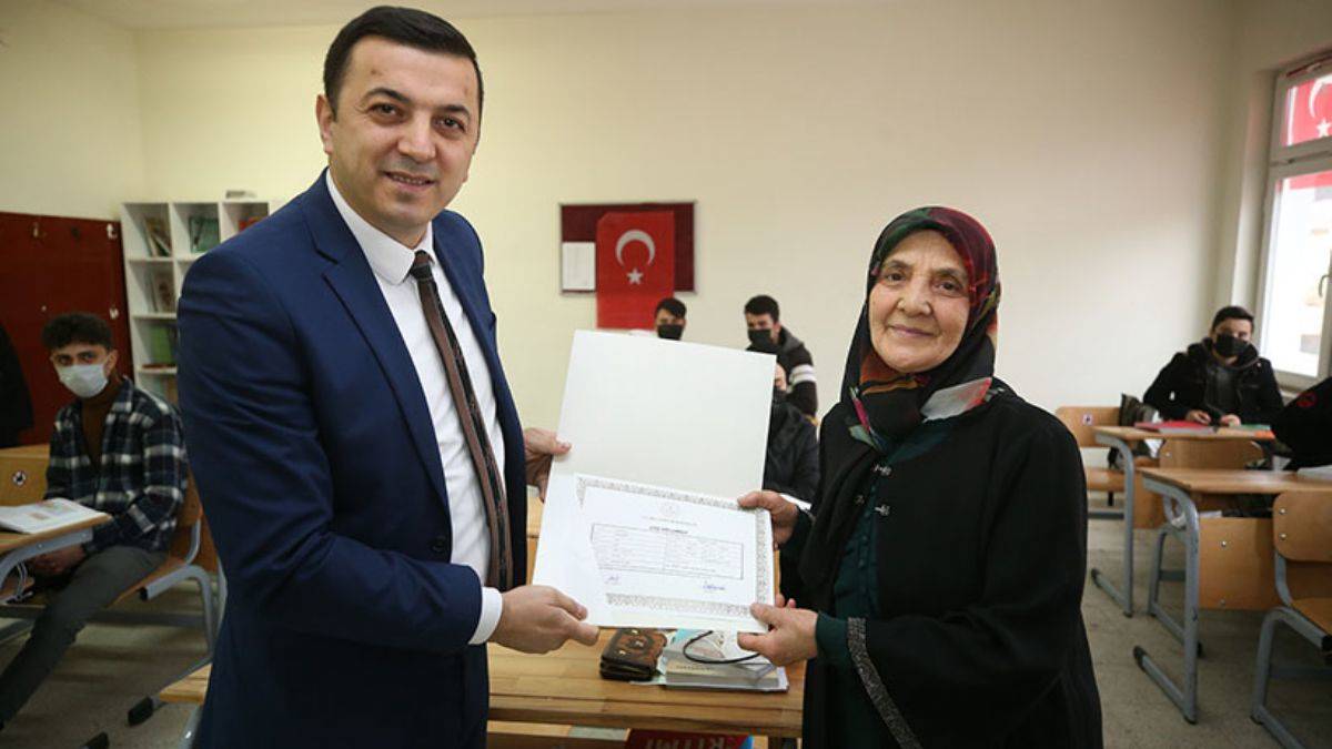 Okuma azmi! Hayalini kurduğu lise diplomasına 84 yaşında kavuştu