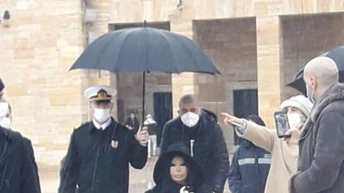 Bülent Ersoy'a şemsiye tutan subay ve Anıtkabir komutanı görevden alındı!