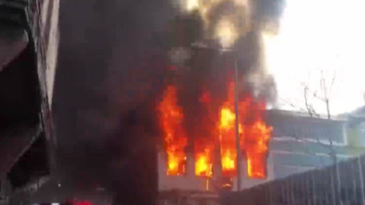 Balat'ta ünlü dizinin de çekildiği binada yangın