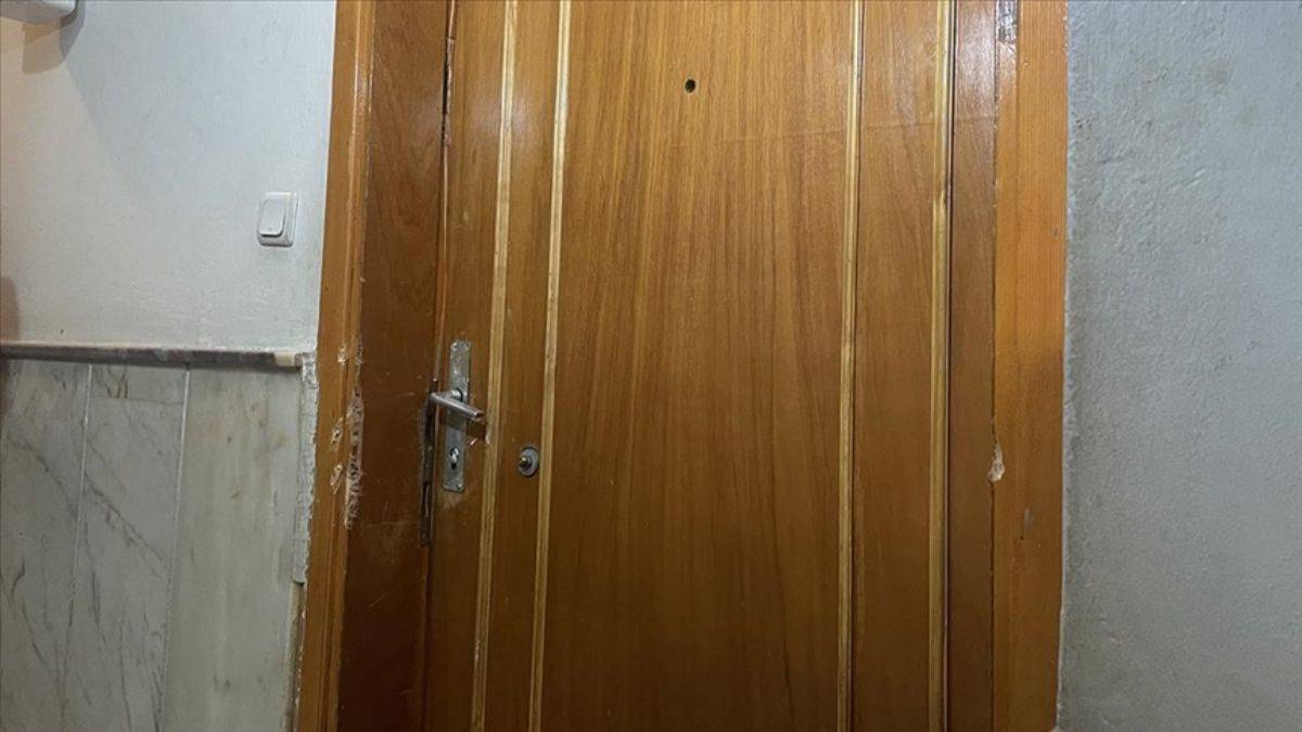 Kiracısının oturduğu evin kapısını baltayla kıran kişi tutuklandı