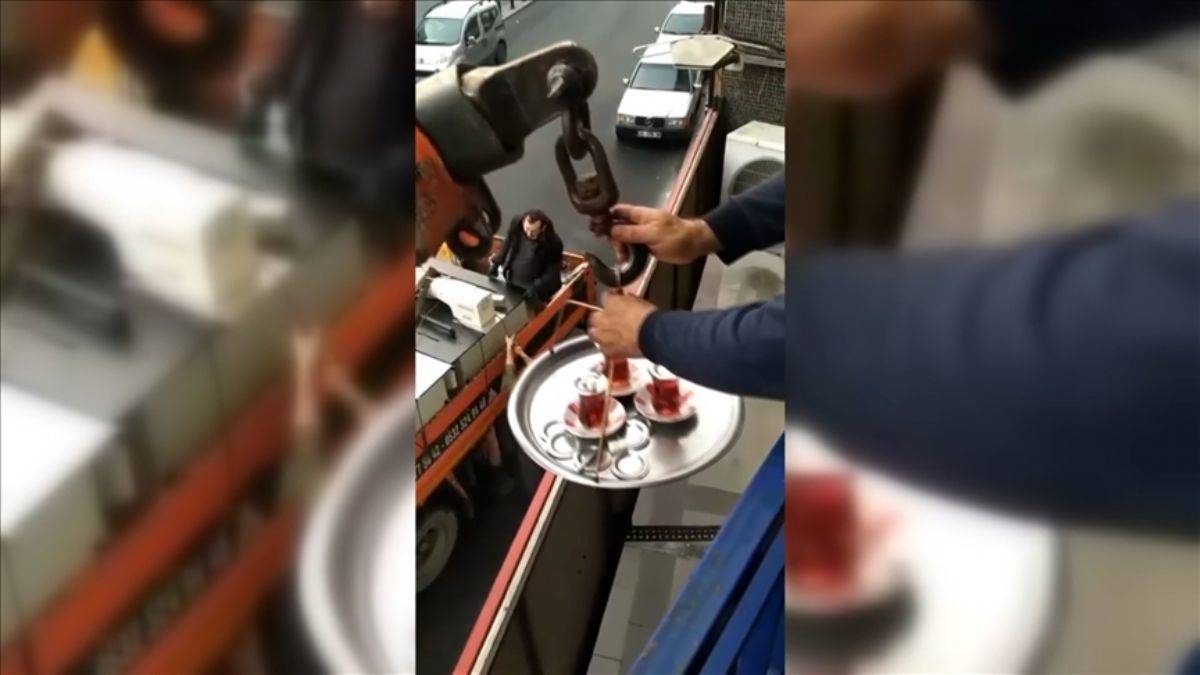 İşçilere vinçle çay servisi