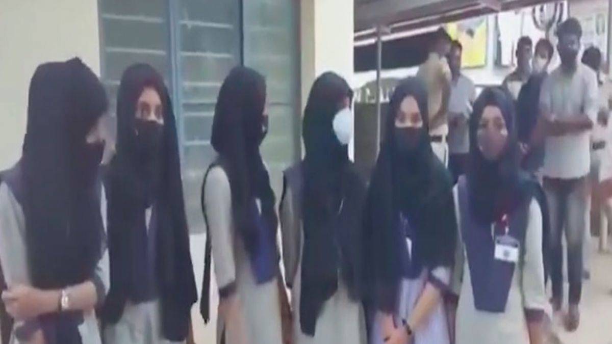 Hindistan'da başörtülü Müslüman öğrenciler derslere alınmıyor