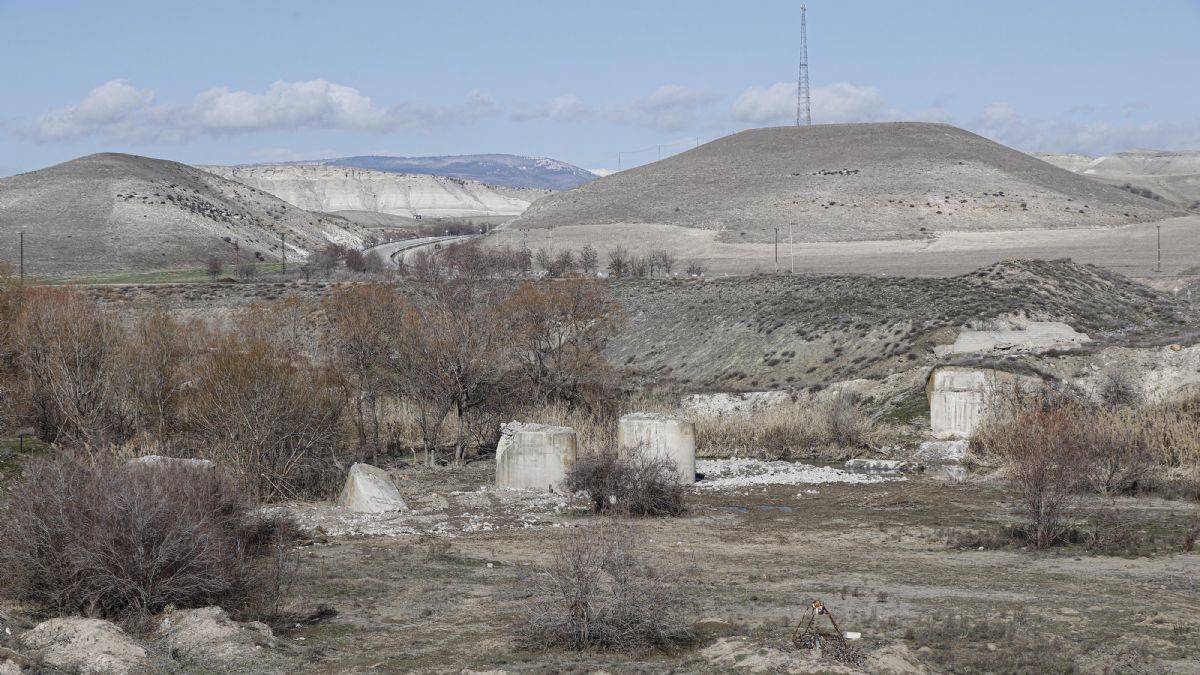 Köprüyü iş makineleriyle yıkarak çaldı