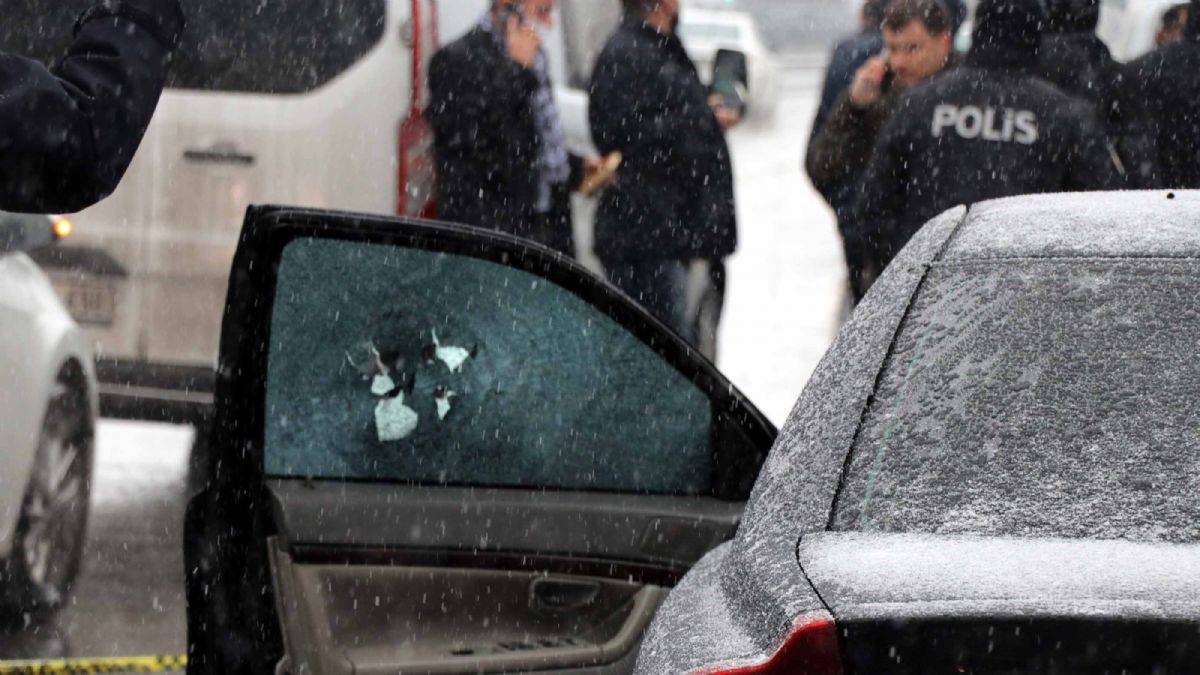 Eşine taciz sanığını adliye çıkışı vurdu