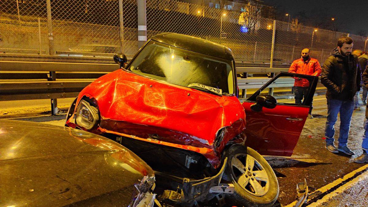 Beyoğlu'nda makas kazası; trafik felç oldu