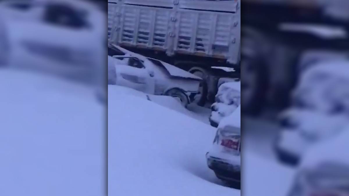 Otoyol karla kaplandı! Binlerce kişi mahsur kaldı