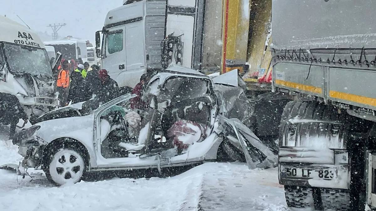 Mardin'de feci kaza! 4'ü TIR 8 araç birbirine girdi