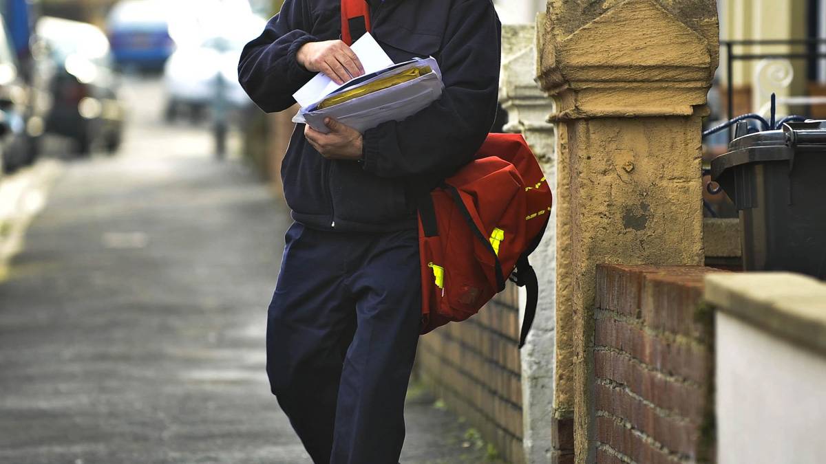 Postacı, teslim etmeye üşendiği 7 bin gönderiyi çöpe attı