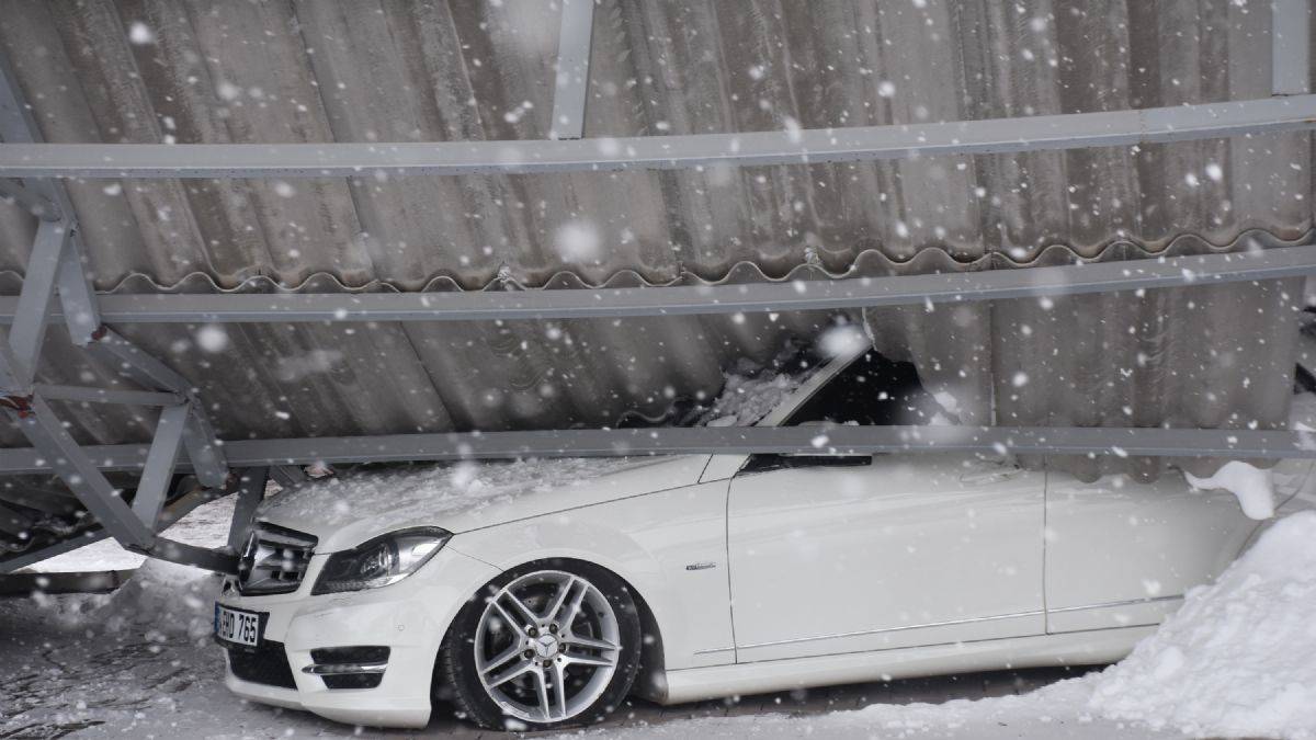 Galericiler Sitesi'nde çatı çöktü; 15 araç ağır hasarlı