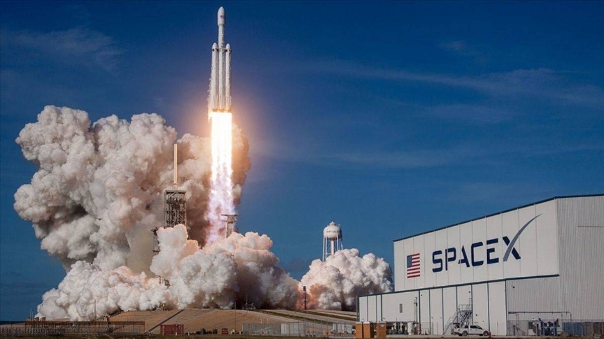 SpaceX, 49 uyduyu daha uzaya taşıdı
