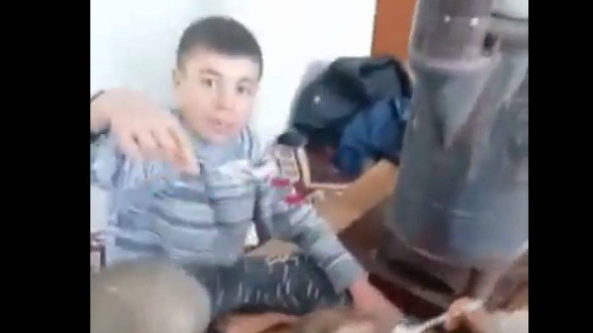 Çocukların karlı pekmez keyfi