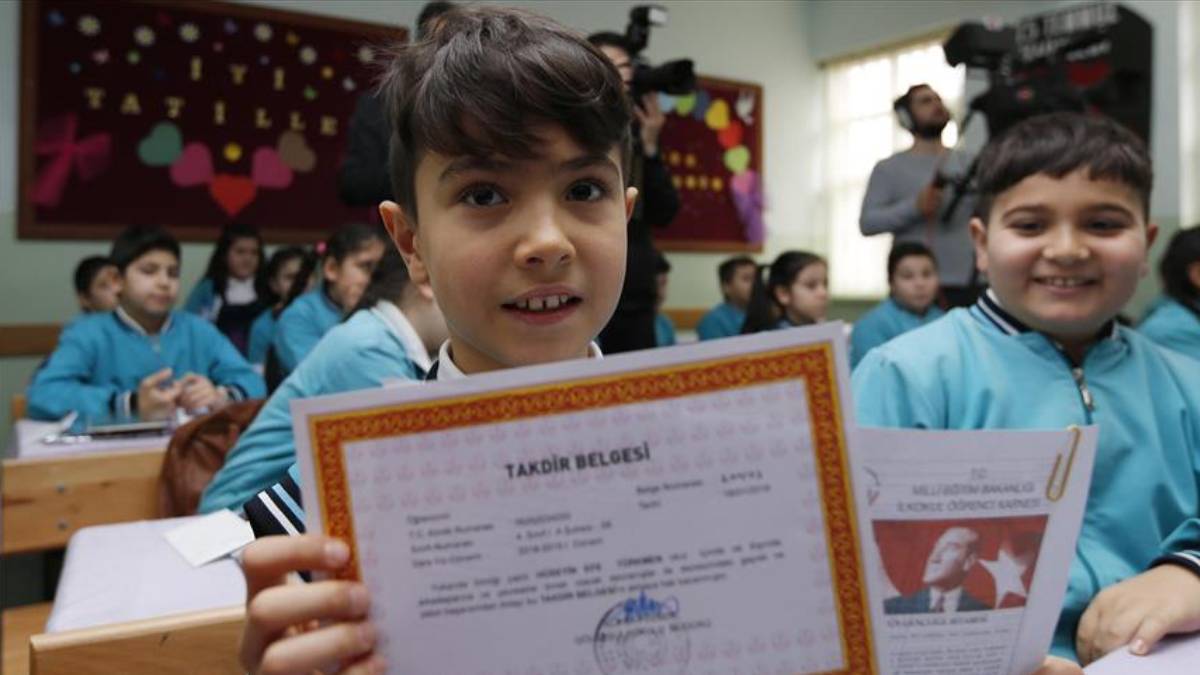 Bugün yarım gün mü? Bugün okul var mı? Karneler saat kaçta dağıtılacak?