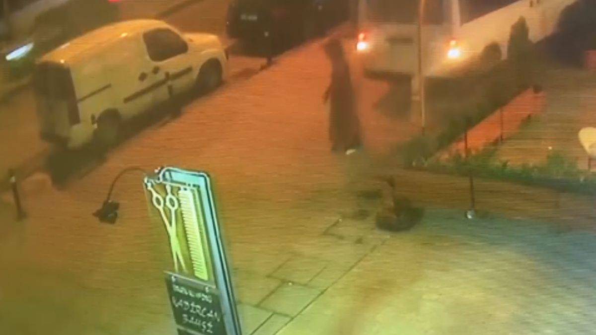 Kaldırımda bekleyen 14 yaşındaki kız, aracın altında kaldı