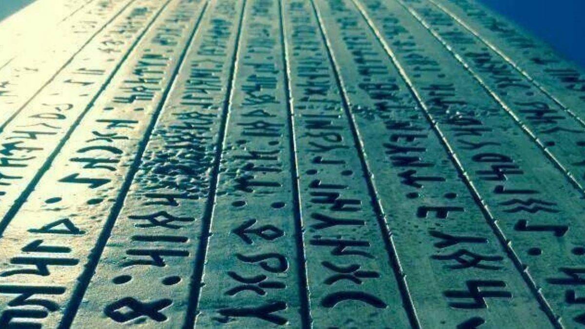 Orhun Abideleri'nin özellikleri nelerdir? Nerede bulunmaktadır, kimler için yazılmıştır? Hangi ülkenin sınırları içerisinde yer alır?