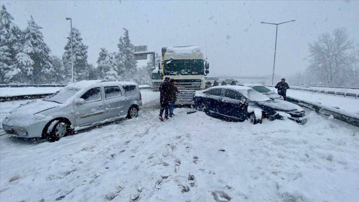 Anadolu Otoyolu'nda 30 araç birbirine girdi!