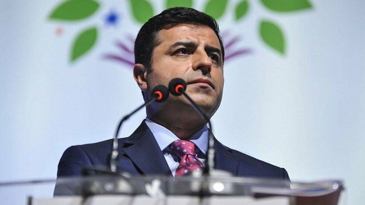 Selahattin Demirtaş'a, Davutoğlu'na hakaretten hapis cezası