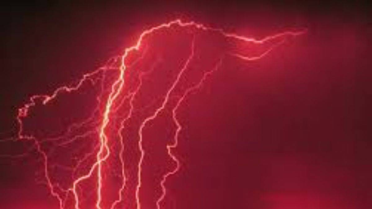 Kırmızı şimşek çakması normal mi? İstanbul’da çakan kırmızı şimşek ne anlama geliyor?