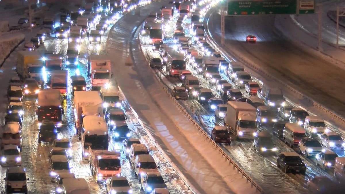 İstanbul kara teslim! Özel araçların trafiğe çıkışı yasaklandı