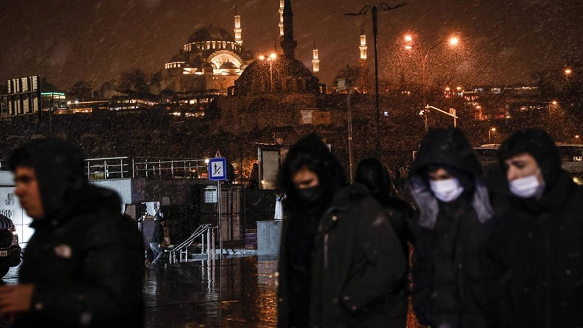 İstanbul'da kar yağışı devam edecek mi? Meteoroloji saat verdi