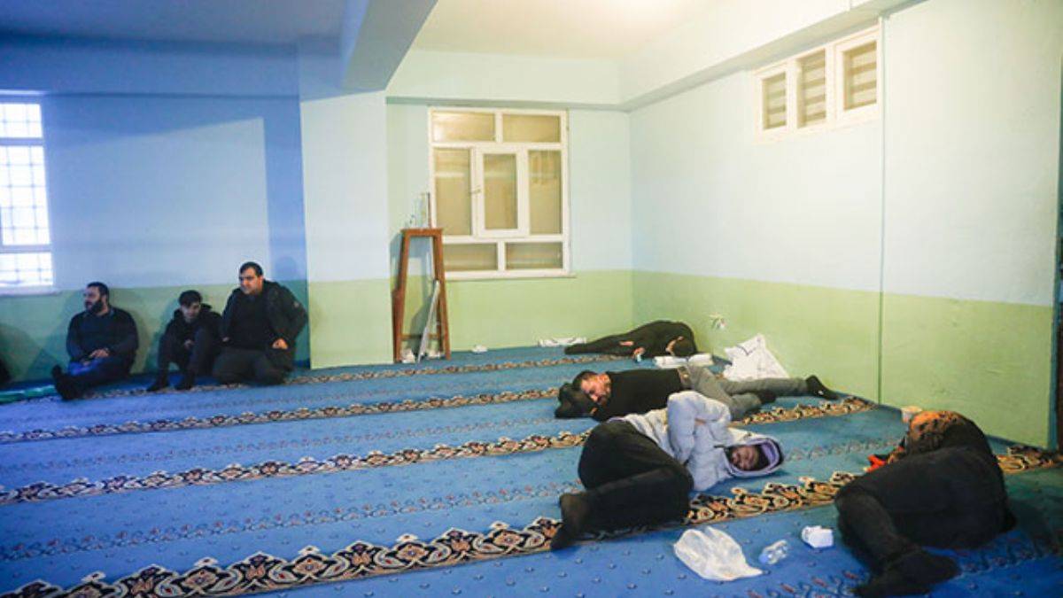 Arnavutköy'deki 'otel fırsatçılığı'... Geceyi camilerde geçirdiler