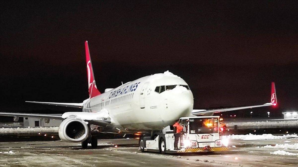 İstanbul Havalimanı'nda uçakların kalkışları da başladı