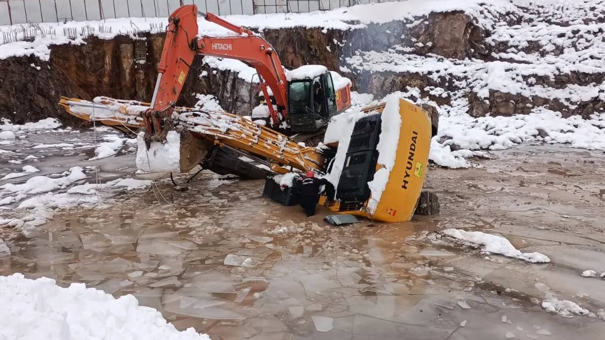 İstanbul’da iş makinesi su dolu çukura düştü: Operatör hayatını kaybetti