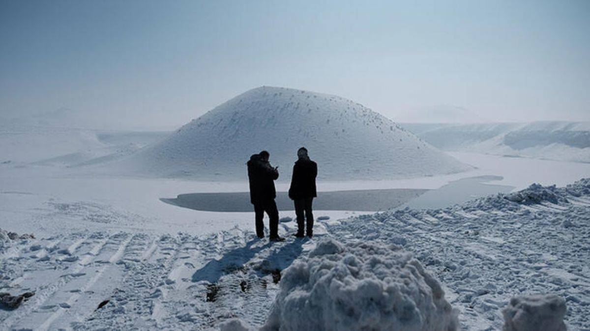 Haritandan silinecekti! Meke Gölü'ne kamyonlarla kar taşınıyor