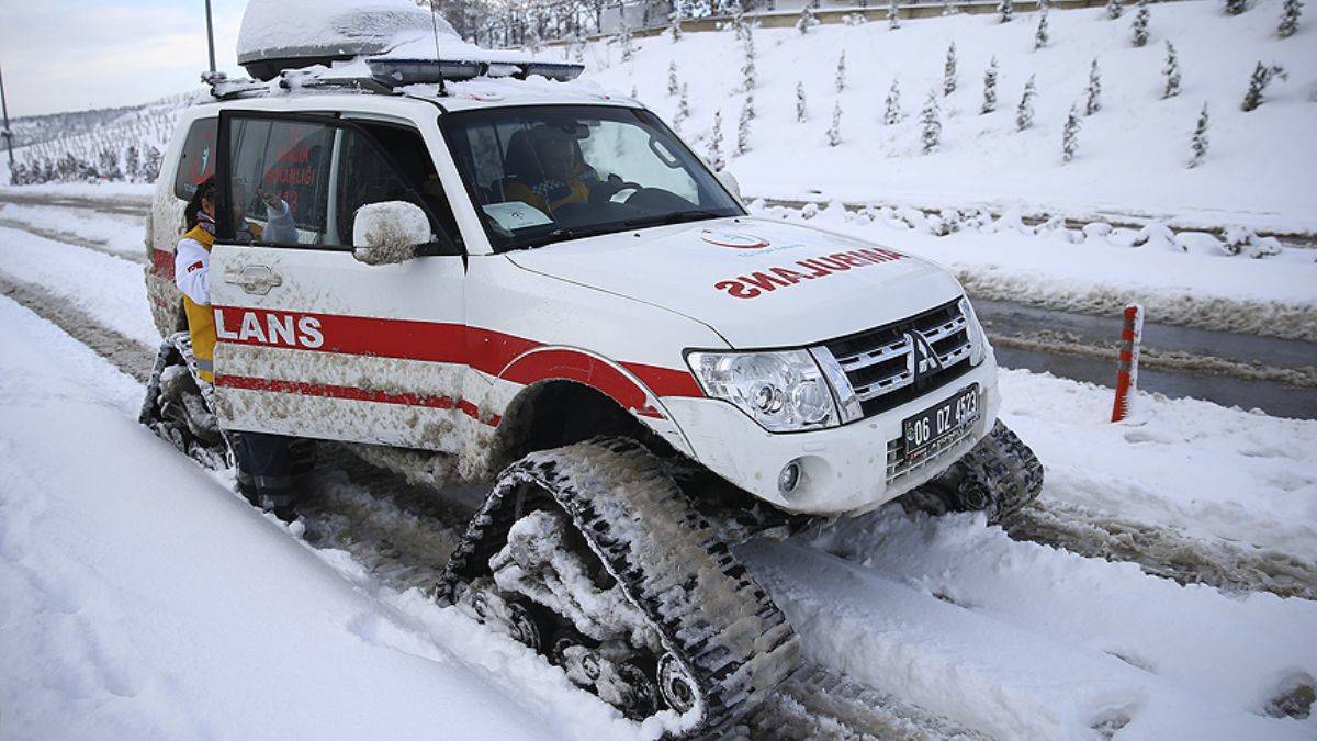 Karla kaplı yolda kalan öğrenciler sınava paletli ambulansla yetiştirildi