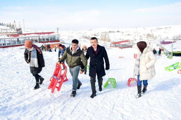 Altındağlı gençlerden kızak keyfi