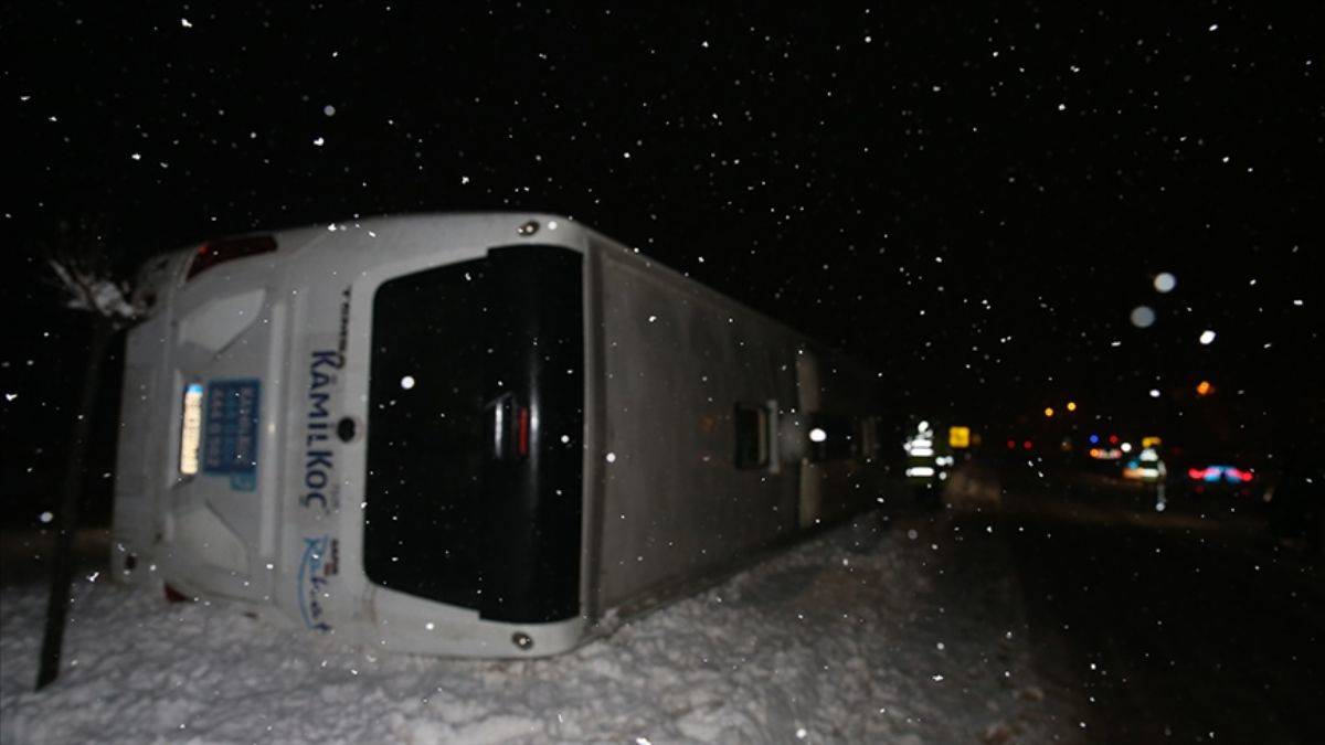 Tokat'ta yolcu otobüsü devrildi; 23 yaralı